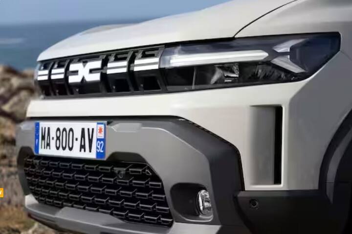 ਨਵੀਂ ਪੀੜ੍ਹੀ ਦੀ ਡਸਟਰ ਬਿਗਸਟਰ ਸੰਕਲਪ ਤੋਂ ਪ੍ਰਭਾਵਿਤ ਹੋ ਕੇ ਆਕਾਰ ਵਿੱਚ ਵੱਡਾ ਹੈ ਅਤੇ ਵਧੇਰੇ ਮਸਕੂਲਰ ਦਿਖਾਈ ਦਿੰਦਾ ਹੈ। ਚੌੜਾ ਅਤੇ ਵਿਸ਼ਾਲ ਫਰੰਟ-ਐਂਡ ਸਪੋਰਟਸ Y-ਆਕਾਰ ਦੇ DRLs ਅਤੇ ਇੱਕ ਪਤਲੀ ਗ੍ਰਿਲ। ਇਸ ਵਿੱਚ ਮੋਟੇ ਵ੍ਹੀਲ ਆਰਚ ਅਤੇ ਵਧੇਰੇ ਆਫ-ਰੋਡ ਦਿੱਖ ਹੈ, ਅਤੇ ਇਸਦੇ ਵਿਰੋਧੀਆਂ ਨਾਲੋਂ ਉੱਚੀ ਜ਼ਮੀਨੀ ਕਲੀਅਰੈਂਸ ਵੀ ਹੈ।