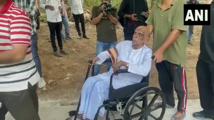 వీల్ చైర్లో పోలింగ్ బూత్ కు వచ్చిన పెద్దాయన