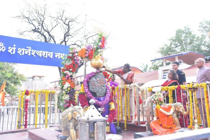 शनि देवाचं दर्शन घेताना त्यांनी तेलाभिषेक केला आणि विधिवत पूजा केली. (Photo Credit : PTI)