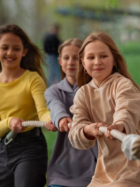 अपने बच्चों को सिखाएं ये खास सोशल स्किल्स