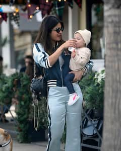 Priyanka Chopra Daughter Pics: बेटी को गोद में लेकर आउटिंग पर निकलीं प्रियंका चोपड़ा, मुंह फुलाए मालती की क्यूटनेस पर यूजर्स ने हारा दिल