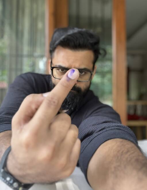 தேர்தலில் வாக்களித்த வருண் தேஜின் உறவினரான நடிகர் சாய் தரம் தேஜ் .
