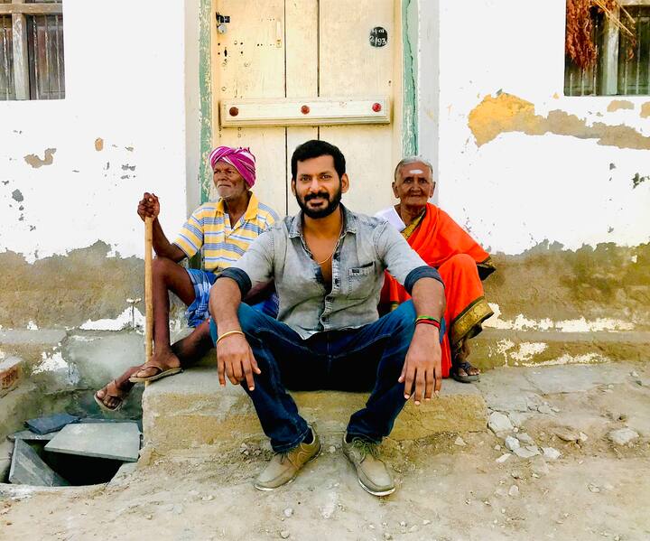 இதையடுத்து ஹரி மற்றும் விஷால் கூட்டணியில் உருவாகும் படத்தின் ஃபர்ஸ்ட் லுக் போஸ்டர் நாளை மாலை 5 மணிக்கு வெளியாகுமென தகவல் வெளியாகி இருக்கிறது.