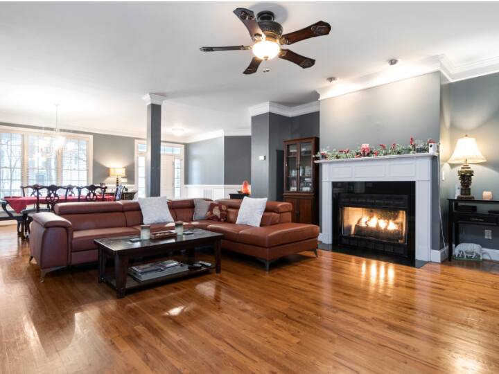 पंखे की स्पीड क्या होगी, इसे लेकर हर घर में बहस होती है. दरअसल, किसी को स्पीड तेज करके पंखा चलाने की आदत होती है और किसी को पंखे की स्पीड कम करके. हालांकि, आज हम आपको इसे बिजली की खपत से जोड़ कर बताएंगे.