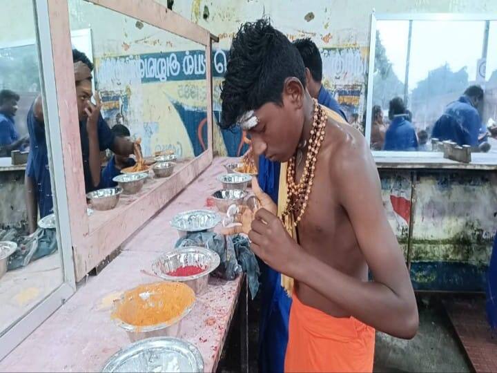 தான் அணிந்திருக்கும் மாலைக்கு சந்தனம், குங்குமம் வைக்கும் சிறுவன்..