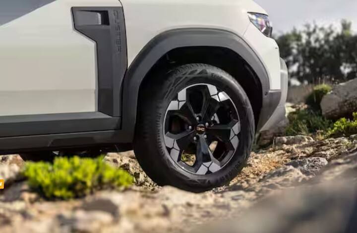 ਜਿਸ ਤਰ੍ਹਾਂ ਨਾਲ ਸਾਈਡਾਂ 'ਤੇ ਕਲੈਡਿੰਗ ਉੱਪਰ ਵੱਲ ਜਾਂਦੀ ਹੈ, ਜੋ ਕਿ ਇਸ ਦੇ ਡਿਜ਼ਾਈਨ 'ਚ ਖਾਸ ਹੈ। ਜਦੋਂ ਕਿ ਪਿਛਲੇ ਡਸਟਰ ਵਾਂਗ ਮਜ਼ਬੂਤੀ ਬਣਾਈ ਰੱਖੀ ਗਈ ਹੈ ਪਰ ਇੱਕ ਹੋਰ ਪ੍ਰੀਮੀਅਮ ਲੁੱਕ ਦੇ ਨਾਲ, ਇਹ ਇੱਕ ਨਵੀਂ ਟੇਲਗੇਟ ਦੇ ਨਾਲ ਪਿੱਛੇ ਦੀ ਸਟਾਈਲਿੰਗ ਨੂੰ ਵੀ ਬਿਹਤਰ ਬਣਾਉਂਦਾ ਹੈ। ਦਿਲਚਸਪ ਗੱਲ ਇਹ ਹੈ ਕਿ, ਨਵੀਂ ਡਸਟਰ ਵਿੱਚ ਅੱਗੇ ਅਤੇ ਪਿੱਛੇ ਸਕਿਡ ਪਲੇਟਾਂ ਨੂੰ ਵਿਆਪਕ ਰੂਪ ਵਿੱਚ ਪੇਂਟ ਕੀਤਾ ਗਿਆ ਹੈ