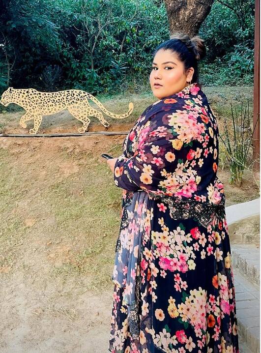 ਸਿਮਰਨ ਕੌਰ 'ਰਿਐਲਿਟੀ ਚੈਕ', 'ਪੁਠੀ ਮੱਤ' ਅਤੇ 'ਨੋਟਾਂ ਵਾਲੀ ਧੌਂਸ' ਵਿੱਚ ਦਮਦਾਰ ਬੋਲਾਂ ਅਤੇ ਗਾਇਕੀ ਨਾਲ ਇਹ ਪ੍ਰਸਿੱਧੀ ਵੱਲ ਵਧੀ, ਇਸ ਤੋਂ ਬਾਅਦ ਉਸਨੇ ਪੰਜਾਬੀਆਂ ਵਿੱਚ ਖੂਬ ਨਾਂਅ ਕਮਾਇਆ।