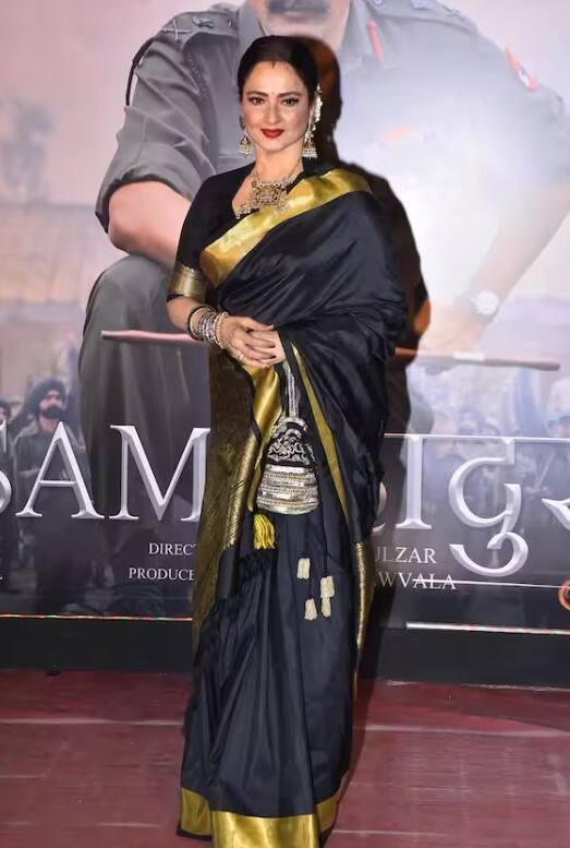 ਵਿੱਕੀ ਕੌਸ਼ਲ ਸਟਾਰਰ ਫਿਲਮ ਸੈਮ ਬਹਾਦੁਰ ਦੀ ਸਕ੍ਰੀਨਿੰਗ ਵਿੱਚ ਮਸ਼ਹੂਰ ਬਾਲੀਵੁੱਡ ਅਭਿਨੇਤਰੀ ਰੇਖਾ ਨੇ ਵੀ ਸ਼ਿਰਕਤ ਕੀਤੀ। ਇਸ ਦੌਰਾਨ ਰੇਖਾ ਨੇ ਸਿਤਾਰਿਆਂ ਨਾਲ ਭਰੇ ਇਕੱਠ 'ਚ   ਖੂਬ ਵਾਹੋ-ਵਾਹੀ ਬਟੋਰੀ।