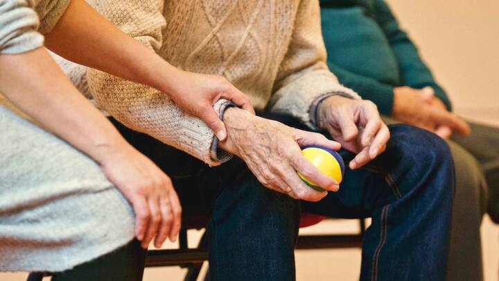 Health Tips: শীতের দিনে অন্যান্য মরশুমের তুলনায় আলস্য বেশি থাকে। ফলে সেভাবে আমরা হয়তো সবসময় হাঁটাচলার মধ্যে থাকি না। আর এই আড়ষ্টতার জেরেও বাড়তে পারে গাঁটে ব্যথার সমস্যা।