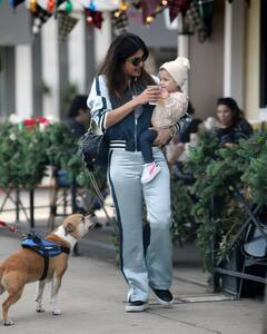 Priyanka Chopra Daughter Pics: बेटी को गोद में लेकर आउटिंग पर निकलीं प्रियंका चोपड़ा, मुंह फुलाए मालती की क्यूटनेस पर यूजर्स ने हारा दिल