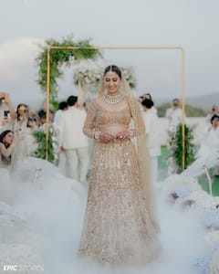 Malvika Raaj Wedding Photos: शादी के बंधन में बंधीं 'कभी खुशी कभी गम' की एक्ट्रेस, गोल्डन लहंगे में अप्सरा की खूबसूरत लगीं 'छोटी पू'