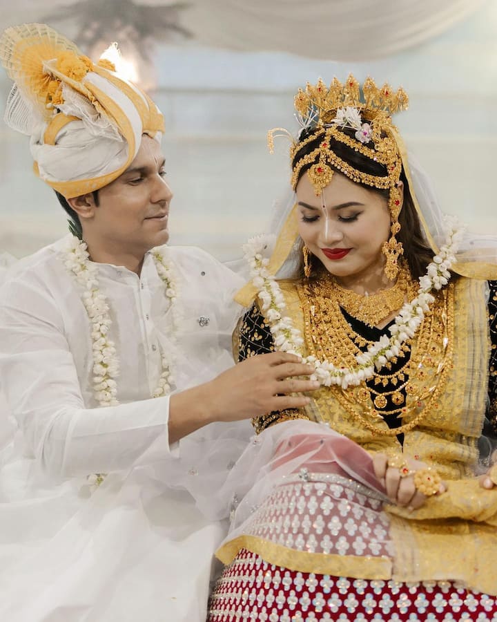 રણદીપની પત્ની લિન પોટલોઈ અથવા પોલોઈ પહેર્યું હતું.  જે જાડા કાપડ અને વાંસથી બનેલું નળાકાર સ્કર્ટ હતું. લીન પણ મણિપુરી દુલ્હન તરીકે ખૂબ જ સુંદર દેખાતી હતી.