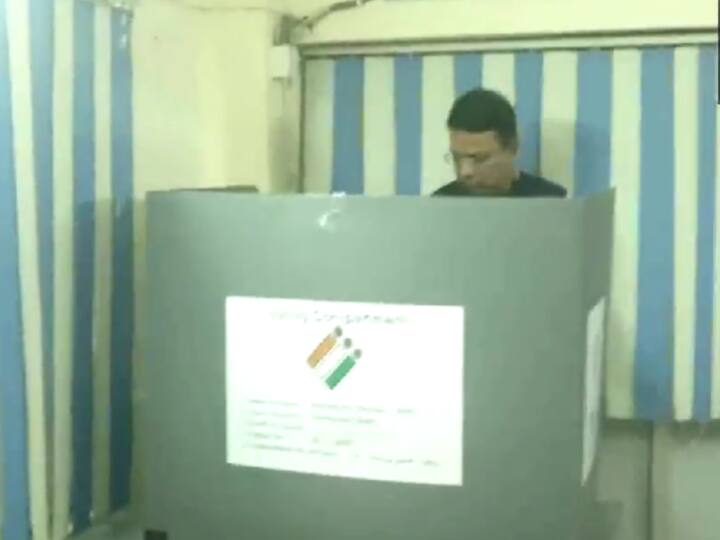 State's Chief Electoral Officer (CEO) Vikas Raj casts his vote at a polling booth in S.R. Nagar, Hyderabad. (Source: ANI)