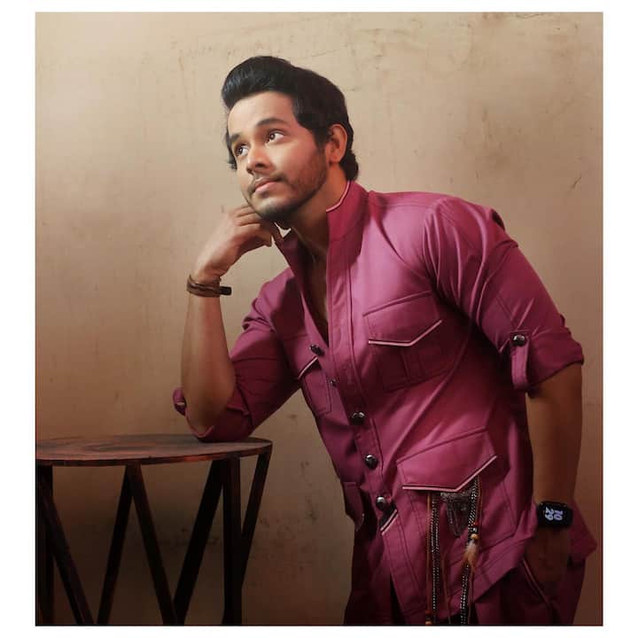 सर्वसामान्यांपासून ते सेलिब्रिटी मंडळींपर्यंत सर्वच जण स्वत:चं घर होण्यासाठी खूप मेहनत घेत असतात.