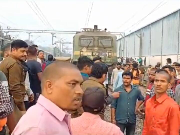 UP News: ड्यूटी खत्म होने पर ट्रेन खड़ी कर सोने चला गया लोको पायलट, यात्रियों ने काटा बवाल, जानें- फिर क्या हुआ Barabanki loco pilot stopped train going from Bihar to Delhi after end of duty time ANN UP News: ड्यूटी खत्म होने पर ट्रेन खड़ी कर सोने चला गया लोको पायलट, यात्रियों ने काटा बवाल, जानें- फिर क्या हुआ