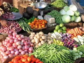 Vegetables Price: கொட்டும் மழை.. சதமடித்த வெங்காயம்.. மற்ற காய்கறிகளின் விலை என்ன? இன்றைய பட்டியல் இதோ..