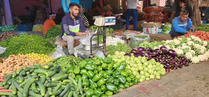 Vegetable Price Today: दिल्ली समेत देश भर में कुछ दिनों पहले तक सब्जियों की कीमतें आसमान छूने लगी थी. जिसका खासा असर लोगों के रसोई की बजट पर पड़ रहा था.