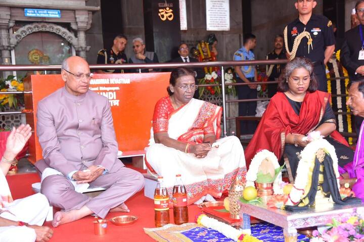 यावेळी राष्ट्रपतींची कन्या देखील शनिदेवाचे दर्शन घेण्यासाठी आल्या होत्या.(Photo Credit : PTI)