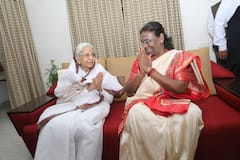 Pune News : देशाच्या आजी-माजी महिला राष्ट्रपतींची पुण्यात अनोखी भेट; पाहा फोटो