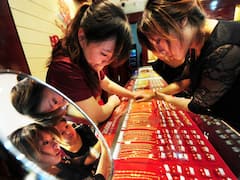 सोने की बिस्किट, जापान में अपार्टमेंट, चीन के लोग अपना पैसा विदेशों में क्यों लगा रहे हैं?