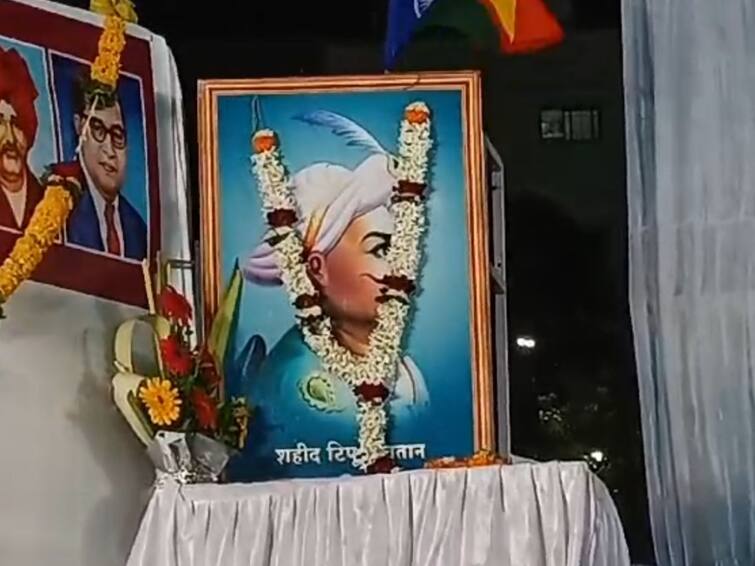 Garland worn on photo of Tipu Sultan in Vanchit Bahujan Aghadi meeting Sangli Ambedkar openly challenged the police सांगलीत वंचित बहुजन आघाडीच्या सभेत टिपू सुलतानच्या फोटोला घातला हार, आंबेडकरांचं पोलिसांना खुलं आव्हान