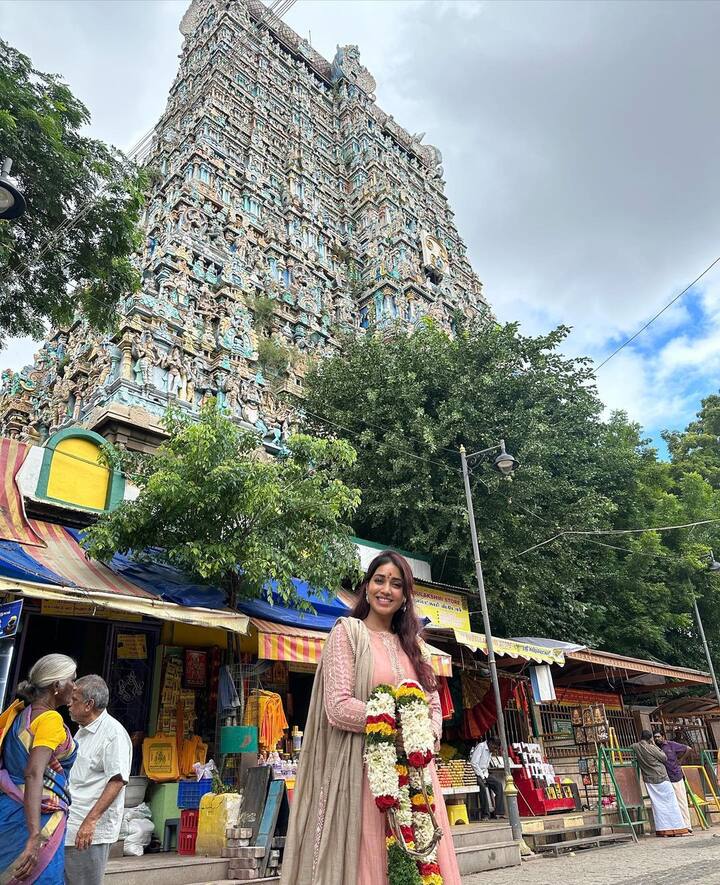 மல்லிகை பூ, நெத்தியில் குங்குமம் அணிந்து தேவதை போல் காட்சியளிக்கும் நிவேதாவின் இந்த புகைப்பட பதிவின் கீழ் பலரும் வாழ்த்துகளை தெரிவித்து வருகின்றனர்.