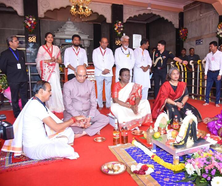 आज राष्ट्रपती द्रौपदी मुर्मू यांनी शनिशिंगणापूर येथे श्री शनैश्वर मूर्तीचे दर्शन घेत पूजा  केली.(Photo Credit : PTI)