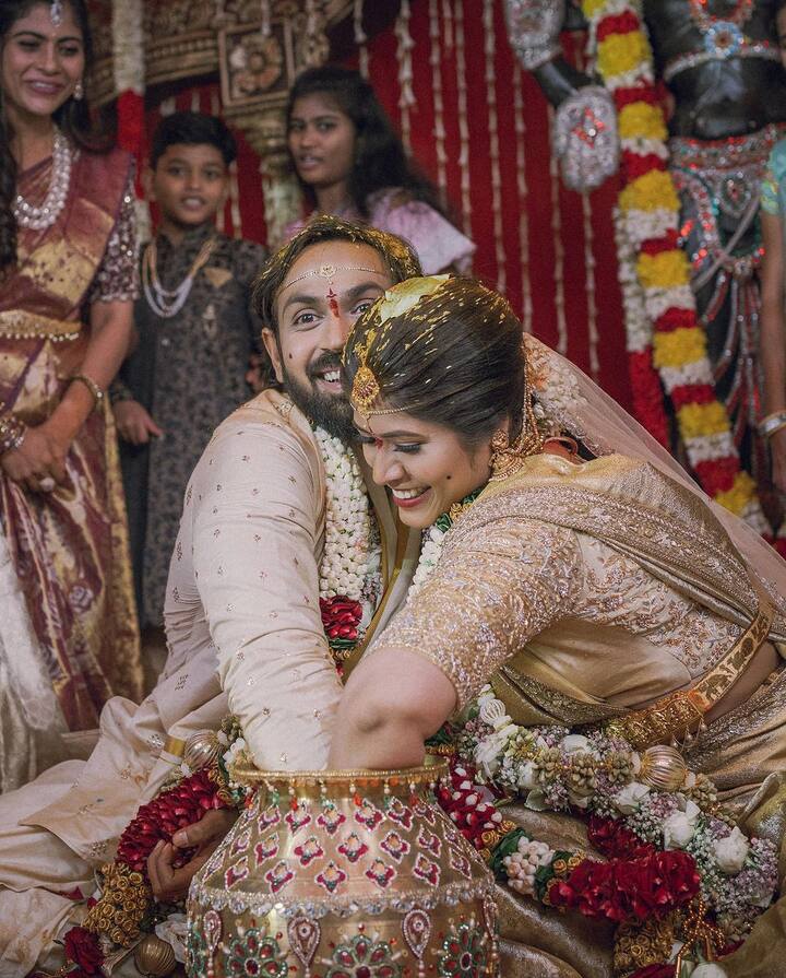 కెరీర్ పీడ్ స్టేజ్ లో ఉన్నప్పుడే చెన్నైకు చెందిన శ్రీజతో అతనికి పెళ్లయ్యింది. ఆ పెళ్లి ఫోటోలను తన ఇన్ స్ట ఖాతాలో షేర్ చేశాడు. (Image Credit: Maanas Nagulapalli/Instagram)