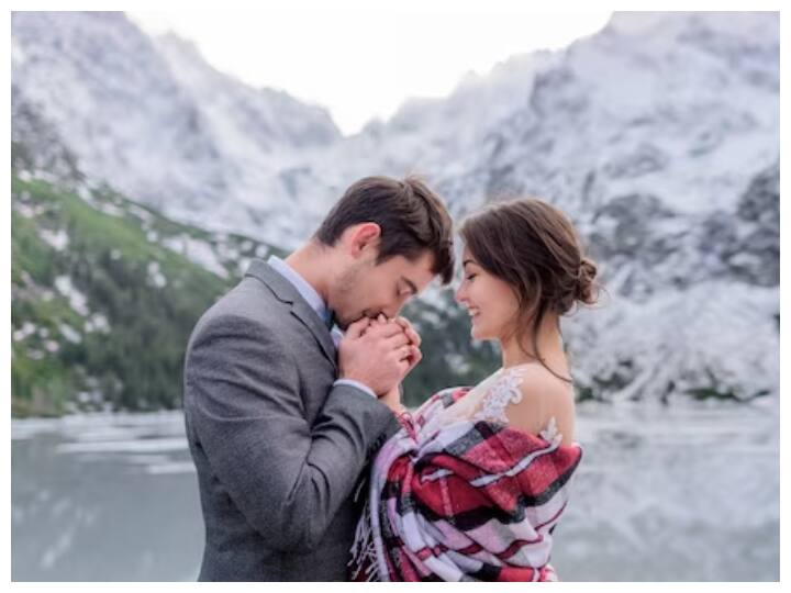 शादी का सीजन चल रहा है और अभी-अभी शादीशुदा हुए जोड़ों के लिए सबसे अहम सवाल यही होता है कि हनीमून कहां जाएं. अक्सर लोग स्विट्ज़रलैंड जैसे विदेशी डेस्टिनेशंस की ओर रुख करते हैं, लेकिन भारत ही में भी बेहतरीन लोकेशंस हैं, जहां आप अपने पार्टनर के साथ बेहद खास पल बिता सकते हैं.