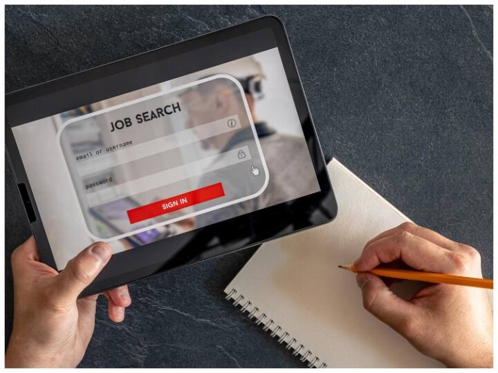 सेलेक्शन होने पर सैलरी 40 हजार से लेकर 1 लाख 40 हजार रुपये तक है. अप्लाई करने के लिए शुल्क 1000 रुपये है.