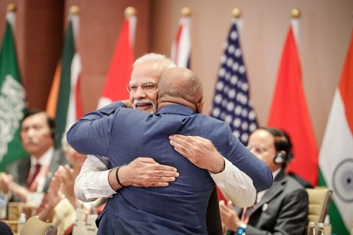 PM Modi hugs Azali Assoumani of the African Union (AU) at the G20 Summit (Getty)