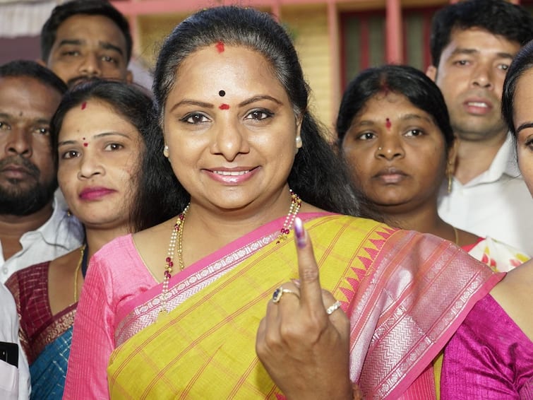 MLC Kalvakuntla Kavitha violates election code near Polling booth, congress complaints to EC MLC Kavitha: ఎమ్మెల్సీ కవిత ఎలక్షన్ కోడ్ ఉల్లంఘన, పోలింగ్ బూత్ బయటే - ఈసీకి కాంగ్రెస్ ఫిర్యాదు