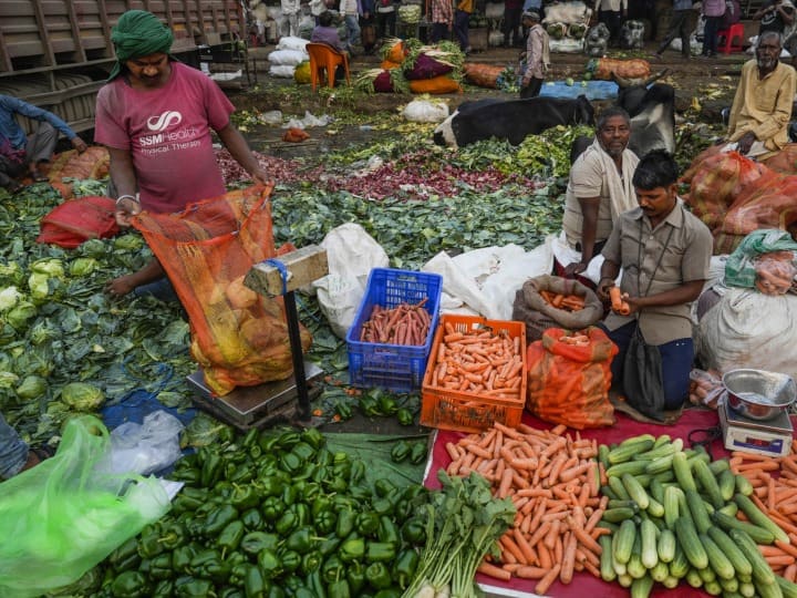 Delhi Vegetable Price: दिल्ली समेत देशभर में दीपावली से पहले सब्जियों के दाम काफी बढ़ गए थे. हालांकि अब नई फसलों की आवक से सब्जियों की बढ़ती कीमतों पर लगाम लगनी शुरू हो गयी.