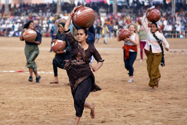 তার সঙ্গেই থাকে রাজস্থানের অনবদ্য হস্তশিল্পের পসরা। রাজস্থানি শিল্পকলার বস্ত্র থেকে শুরু করে গয়না- থাকে সবকিছুই। এই বছর নভেম্বরের শেষ সপ্তাহে পুষ্করে বসেছিল সেই মেলা।