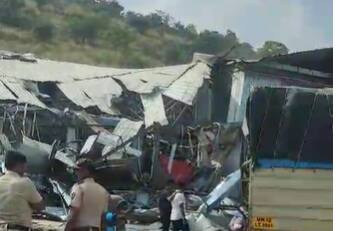 मुंबई पुणे महामार्ग वरील विनापरवाना शो रूम, फर्निचर मॉलवर पुणे महापालिकेच्या बांधकाम विकास विभागाच्यावतीने जोरदार कारवाई करण्यात आली.