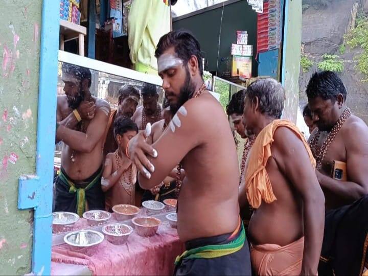 குளித்தபின் பக்தர்கள் உடம்பில் திருநீரு பூசிக்கொள்ளும் காட்சி