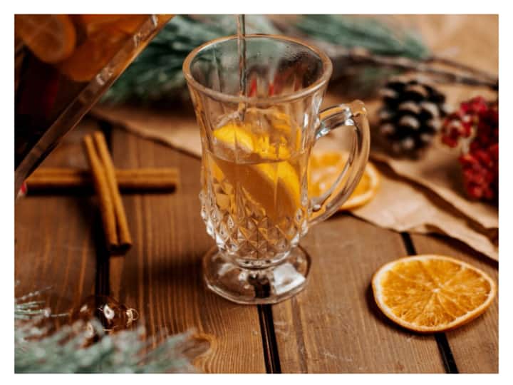 खाली पेट रम पीने से बचें : खाली पेट रम पीने से बचें क्योंकि इससे नशा ज्यादा होता है और हैंगओवर की समस्या हो सकती है. खाली पेट रम पीने से शराब की मात्रा सीधे लिवर में पहुंच जाती है और लिवर पर अधिक दबाव पड़ता है.