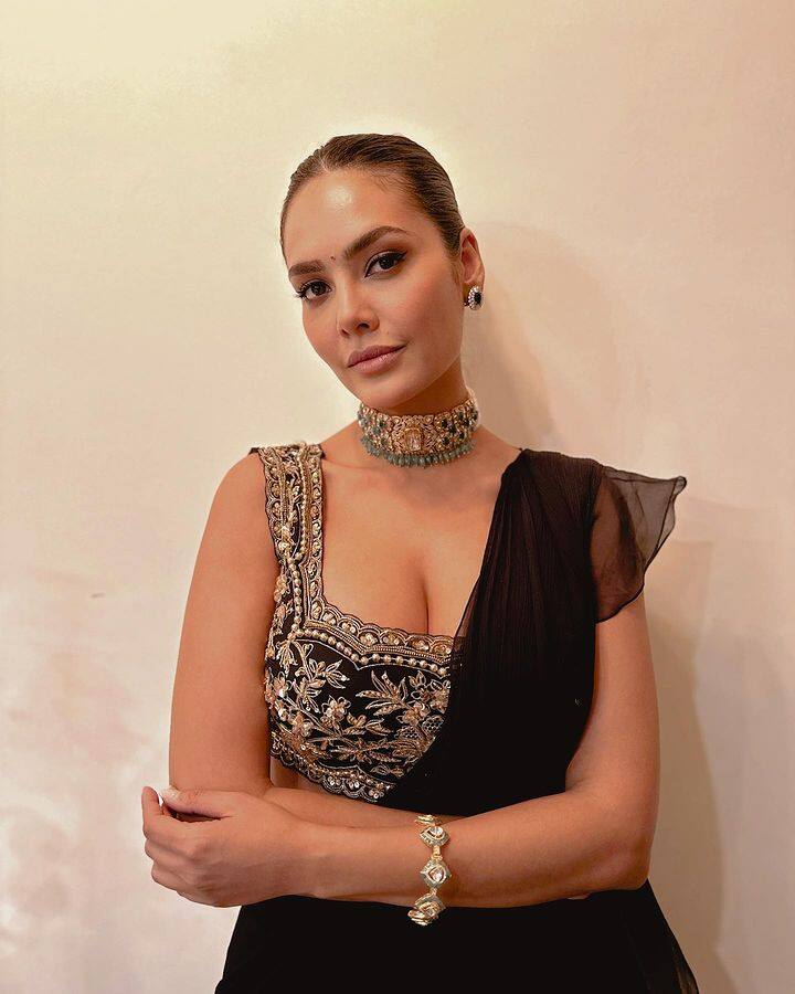 मात्र, 'आश्रम' या वेबसिरीजनंतर ईशा अचानक पुन्हा एकदा चर्चेत आली आहे.