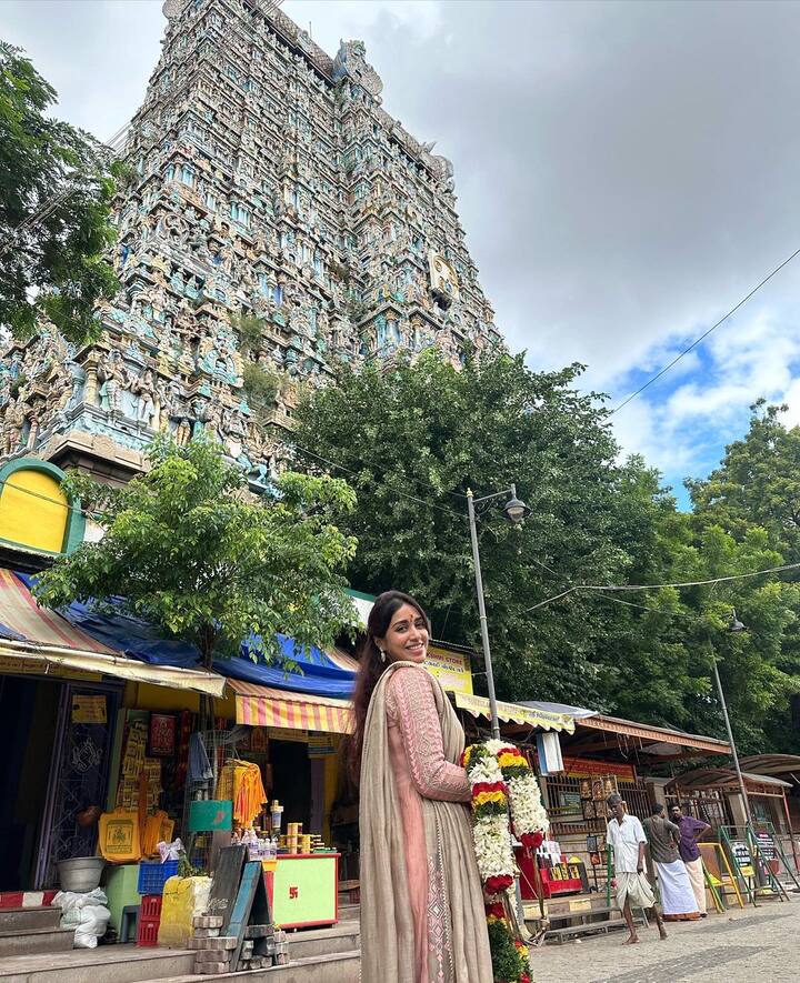 கோவில் கோபுரம் முன்பு எடுக்கப்பட்ட புகைப்படங்களை தனது இன்ஸ்டா பக்கத்தில் பதிவிட்டுள்ளார்.