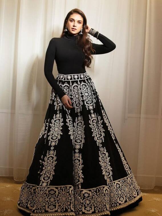 கருப்பு உடையில் கலக்கும் அழகி அதிதி ராவ் ஹைதாரி!