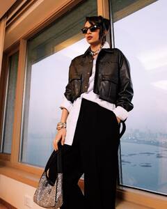 Sobhita Dhulipala Photos : கையில் விருதுடன் மாஸாக போஸ் கொடுக்கும் சோபிதா துலிபாலா..!