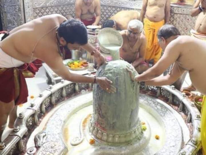 Ujjain: महाकालेश्वर मंदिर में भगवान महाकाल को गर्म जल से स्नान कराया जा रहा है. इस प्रकार की परंपरा अनादि काल से चली आ रही है. भगवान के लिए प्रतिदिन जल में जड़ी, बूटी डालकर उसे गर्म किया जाता है.