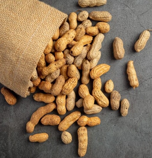 ਮੂੰਗਫਲੀ ਵਿੱਚ Vitamin E ਹੁੰਦਾ ਹੈ, ਜੋ ਇੱਕ ਸ਼ਕਤੀਸ਼ਾਲੀ ਐਂਟੀਆਕਸੀਡੈਂਟ ਹੈ ਜੋ ਕਿ ਸਕਿਨ ਨੂੰ ਯੂਵੀ ਕਿਰਨਾਂ ਦੇ ਨੁਕਸਾਨਦੇਹ ਪ੍ਰਭਾਵਾਂ ਤੋਂ ਬਚਾਉਣ ਵਿੱਚ ਮਦਦ ਕਰਦਾ ਹੈ।