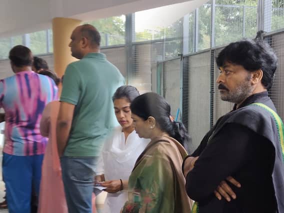 Megastar Chiranjeevi casts his vote | ఓటు హక్కు వినియోగించుకున్న మెగాస్టార్ చిరంజీవి | ABP Desam