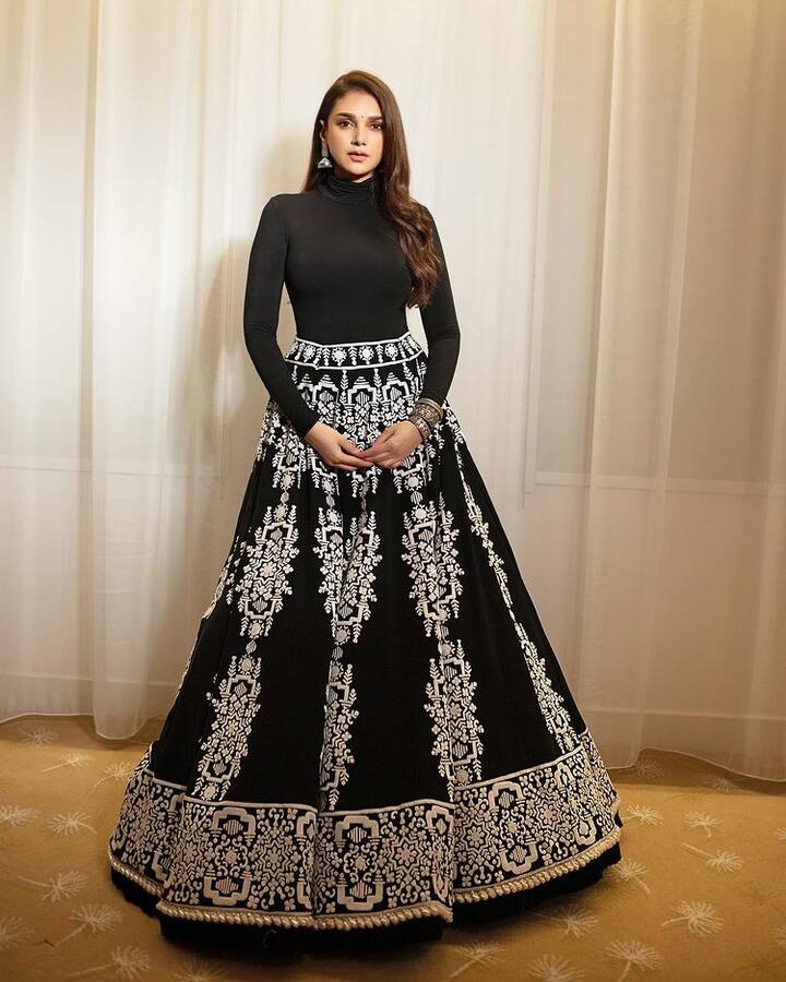 અદિતિ જ્યારે 2 વર્ષની હતી ત્યારે તેના માતા-પિતા અલગ થઈ ગયા હતા. તેણી સિંગલ ચાઈલ્ડ હતી. અલગ થયા પછી માતા તેમને દિલ્હી લઈ ગઈ. જેનાથી નારાજ પિતાએ અદિતિની કસ્ટડી માટે કેસ દાખલ કર્યો હતો. અદિતિને બાળપણમાં પિતાનો પ્રેમ મળ્યો નહોતો.