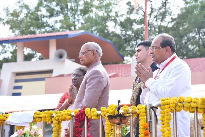 महिलांसाठी प्रवेशबंदी असलेल्या शनिशिंगणापूरमधील चौथऱ्यावर जाऊन राष्ट्रपती मुर्मू यांनी शनीदेवाला अभिषेक केला.(Photo Credit : PTI)