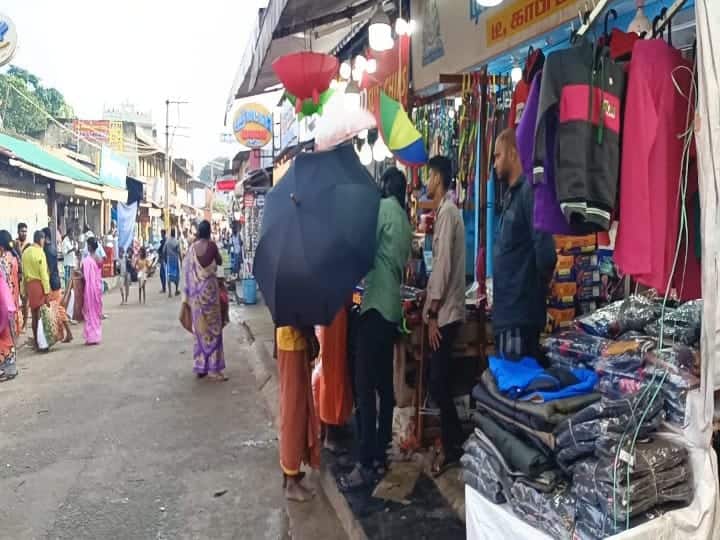 குற்றாலம் அருவிக்கு செல்லும் வழியில் அமைந்துள்ள கடைகள்..