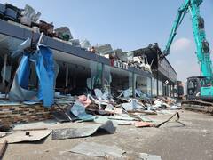 Pune News :  विनापरवाना शो रूमवर महापालिकेचा हातोडा;  एक लाख चौरस फुट बांधकाम पाडलं!