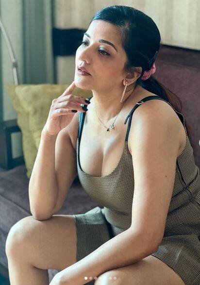 ਇਨ੍ਹਾਂ ਤਸਵੀਰਾਂ 'ਚ ਮੋਨਾਲੀਸਾ ਡੀਪ ਨੇਕ ਮਿੰਨੀ ਡਰੈੱਸ 'ਚ ਕਈ ਸ਼ਾਨਦਾਰ ਪੋਜ਼ ਦਿੰਦੀ ਨਜ਼ਰ ਆ ਰਹੀ ਹੈ, ਜਿਸ ਨੂੰ ਦੇਖ ਕੇ ਪ੍ਰਸ਼ੰਸਕਾਂ ਨੂੰ ਪਸੀਨਾ ਆ ਰਿਹਾ ਹੈ।