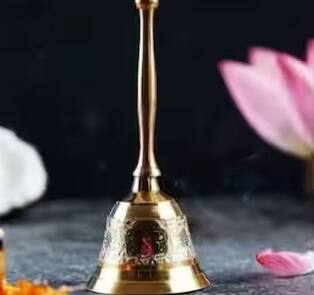 ઘરમાં પૂજા કરતી વખતે ઘંટડી વગાડો, આવું કરવાથી ઘરનું વાતાવરણ શુદ્ધ થાય છે. ઘરમાં સકારાત્મક ઉર્જા વહે છે. એટલા માટે દરરોજ સ્નાન કર્યા પછી જ્યારે પણ તમે પૂજા કરો ત્યારે તમારે ઘરની ઘંટડી જરૂર વગાડવી જોઈએ.
